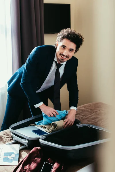 Hombre Negocios Sonriente Con Ropa Bolsa Viaje Cama Habitación Hotel — Foto de Stock