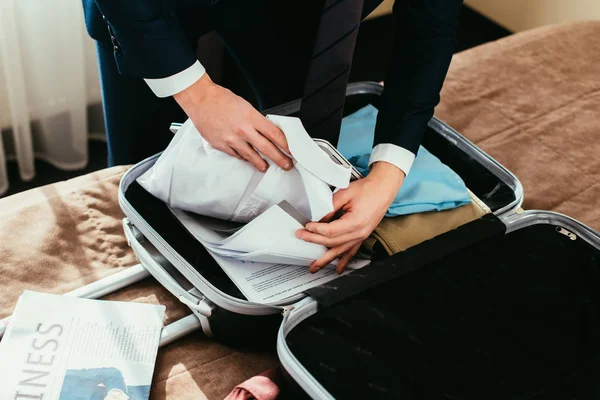 Bijgesneden Weergave Van Zakenman Met Kleding Stukken Koffer Bed Hotelkamer — Stockfoto