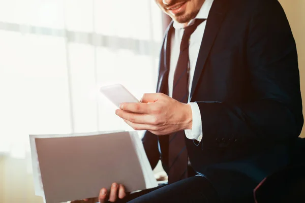 Beskuren Bild Affärsman Med Smartphone Samtidigt Som Håller Mapp Med — Stockfoto