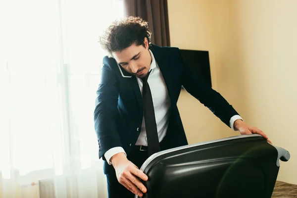 Hombre Negocios Traje Hablando Teléfono Inteligente Con Maleta Cama Habitación — Foto de Stock