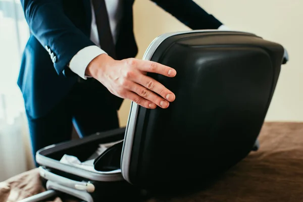 Vista Parcial Del Hombre Negocios Traje Con Maleta Cama Habitación — Foto de Stock