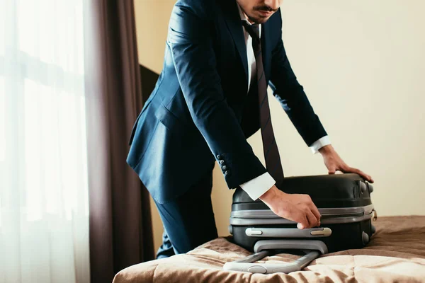 Vue Recadrée Homme Affaires Costume Avec Valise Sur Lit Dans — Photo