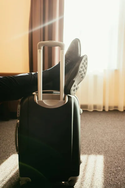 Obcięty Widok Człowieka Nogi Torba Podróżna Pokoju Hotelowym — Zdjęcie stockowe