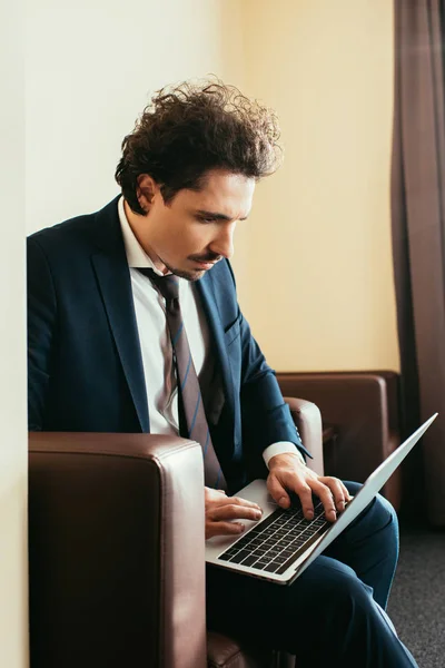 Homem Negócios Desgaste Formal Trabalhando Laptop Quarto Hotel — Fotografia de Stock