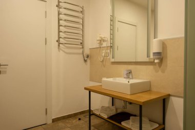 lavabo, havlu, ayna ve saç kurutma makinesi ile banyo iç