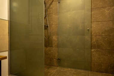 kahverengi kiremit ve cam duşakabin banyo iç