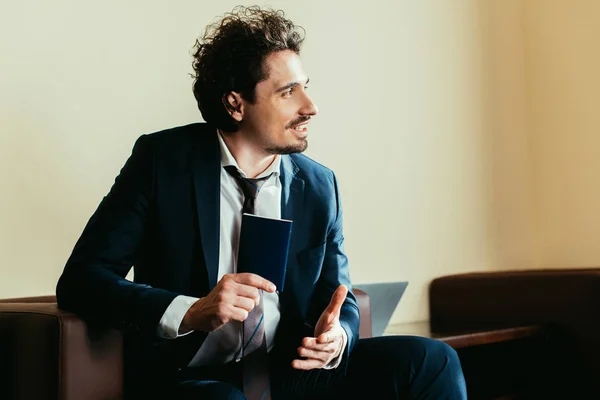 Vrolijke Zakenman Met Paspoort Zitten Hotelkamer — Stockfoto