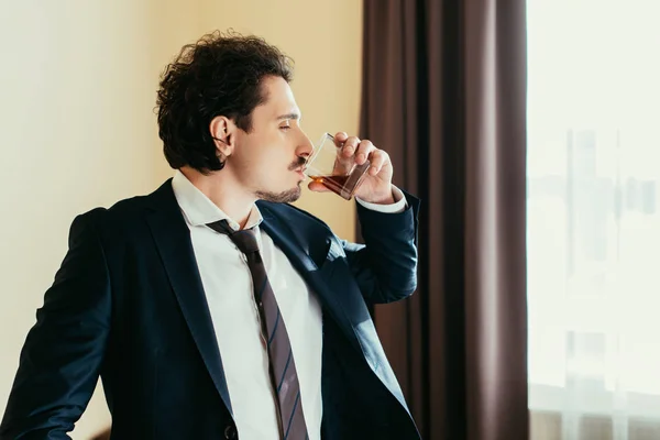 Hombre Negocios Ropa Formal Bebiendo Whisky Vidrio Habitación Hotel — Foto de Stock