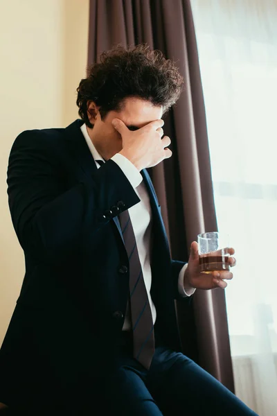 Hombre Negocios Cansado Con Dolor Cabeza Sosteniendo Vaso Whisky Habitación — Foto de Stock