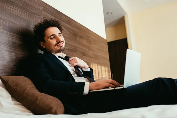Homem Negócios Cansado Terno Trabalhando Laptop Quarto Hotel — Fotografia de Stock