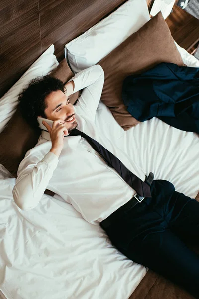 Erwachsener Geschäftsmann Liegt Auf Bett Und Telefoniert Mit Smartphone Hotelzimmer — Stockfoto