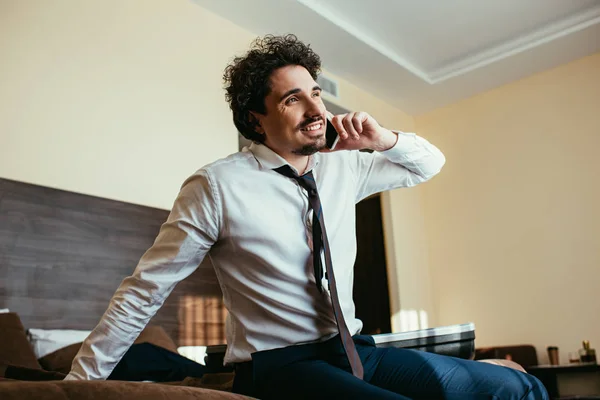 Homem Negócios Alegre Desgaste Formal Falando Smartphone Quarto Hotel — Fotografia de Stock