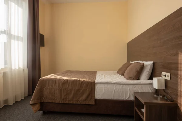 Moderno Interior Del Dormitorio Del Hotel Con Cama Color Marrón — Foto de Stock