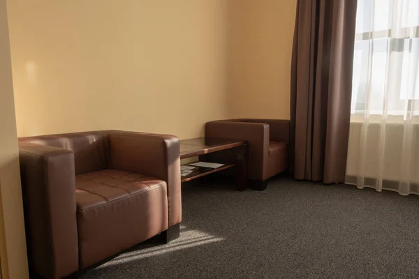 モダンなホテルの部屋インテリア アームチェアとウィンドウ — ストック写真