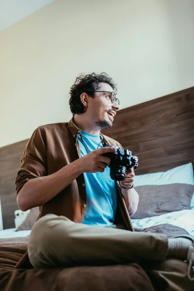 Homem Feliz Óculos Segurando Câmera Fotográfica Quarto Hotel — Fotografia de Stock