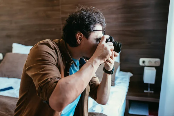 Fotógrafo Masculino Adulto Óculos Tirando Foto Câmera Quarto Hotel — Fotografia de Stock