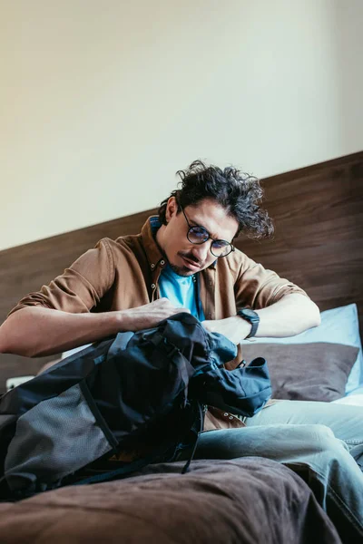 Hombre Con Gafas Tomando Algo Mochila Habitación Hotel — Foto de Stock