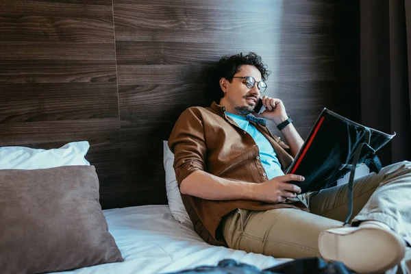 Man Talar Smartphone Medan Tittar Kartan Hotellrum — Stockfoto