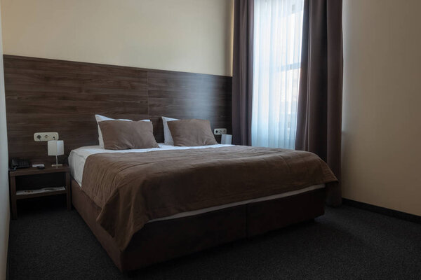 интерьер номера с окном и удобной кроватью
 