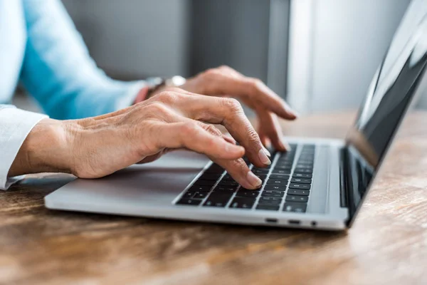 Partial View Senior Woman Typing Laptop Home — Stock Photo, Image