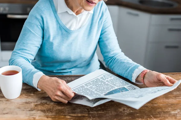 Przycięte Widzenia Starszy Kobieta Czytanie Gazety Domu — Zdjęcie stockowe