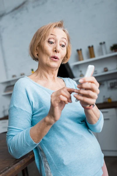 Selektivní Fokus Překvapený Starší Žena Doma Pomocí Smartphonu — Stock fotografie
