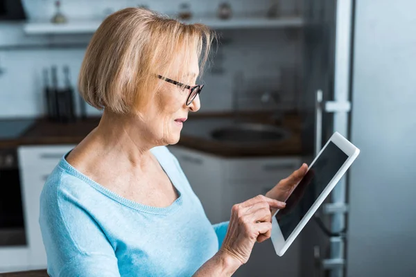 Starsza Kobieta Korzystająca Tabletu Cyfrowego Domu — Zdjęcie stockowe