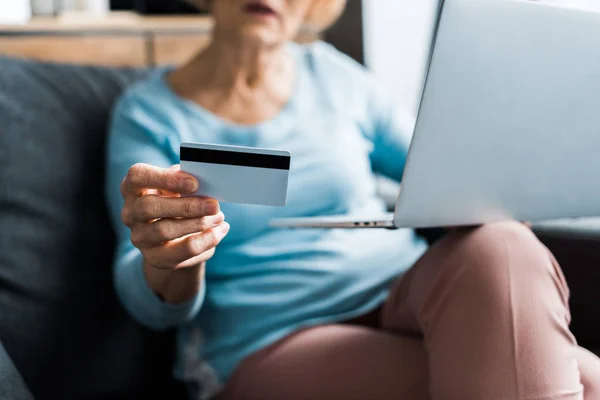 Przycięte Widzenia Starszy Kobieta Siedzi Trzyma Karty Kredytowej Pomocą Laptopa — Zdjęcie stockowe