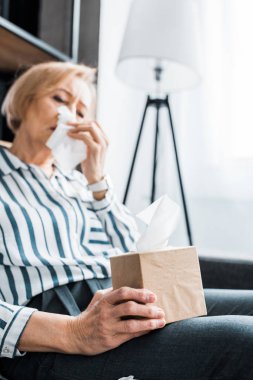 hasta kadın kıdemli soğuktan acı ve doku kutusu evde tutan burun akıntısı ile