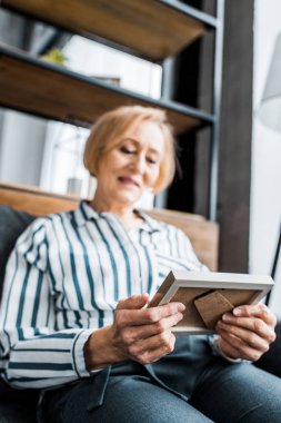 resim çerçevesi seyir ve oturma rahat kıyafetler kadın kıdemli