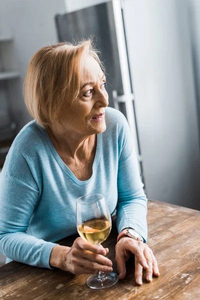 Foyer Sélectif Femme Âgée Regardant Loin Tenant Verre Vin Maison — Photo