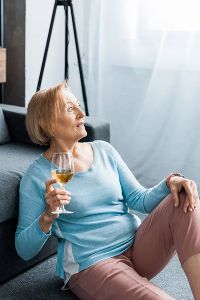 Senior Kvinna Sitter Tittar Bort Och Hålla Glas Vin Hemma — Stockfoto