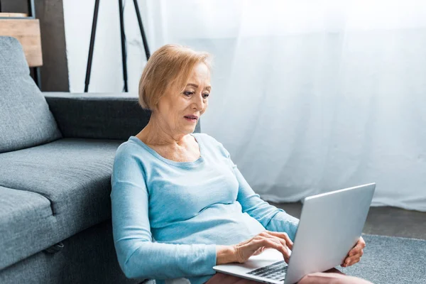 Senior Kvinna Sitter Och Skriver Laptop Hemma — Stockfoto