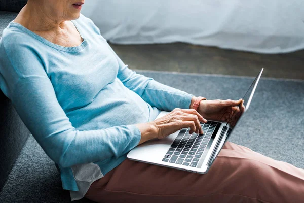 Vista Cortada Mulher Sênior Digitando Laptop Casa — Fotografia de Stock