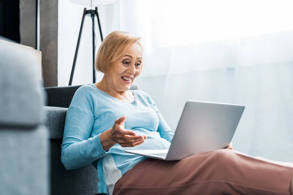 Überraschte Seniorin Gestikuliert Mit Der Hand Beim Videoanruf Heimischen Laptop — Stockfoto