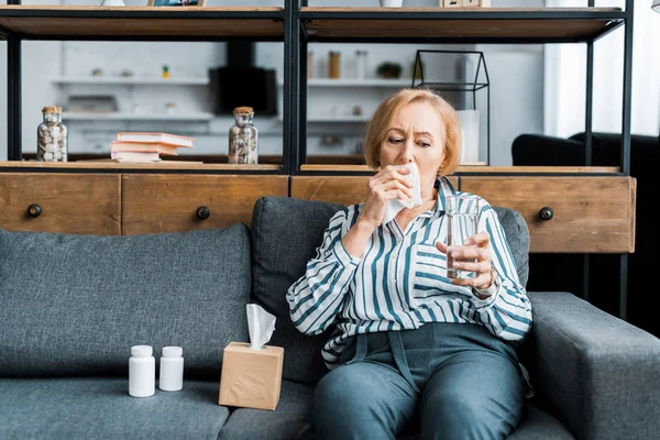 Nemocné Starší Žena Rýma Sedí Gauči Tkáně Box Držení Sklenice — Stock fotografie