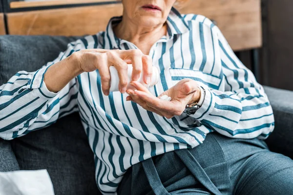 Oříznutý Pohled Nemocný Senior Ženy Sedí Gauči Prášky Doma — Stock fotografie