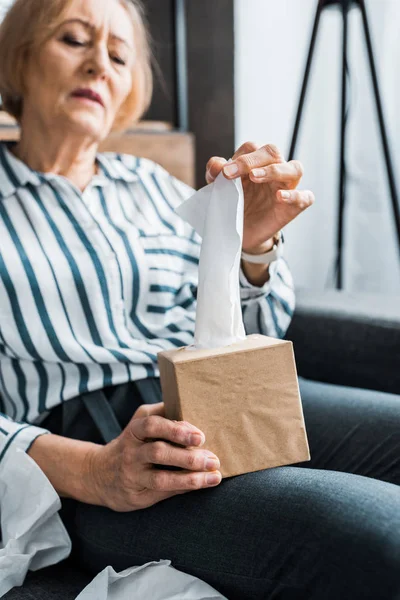 Zieke Senior Vrouw Lijdt Aan Koude Bereiken Voor Weefsel Zittend — Stockfoto