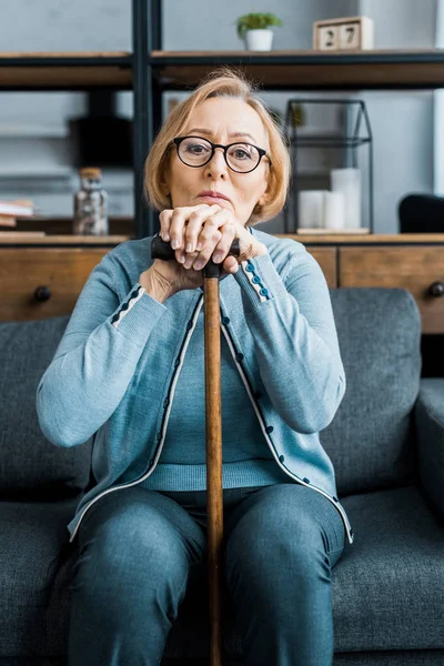 Aufgebrachte Seniorin Mit Brille Sitzt Auf Couch Blickt Kamera Und — Stockfoto