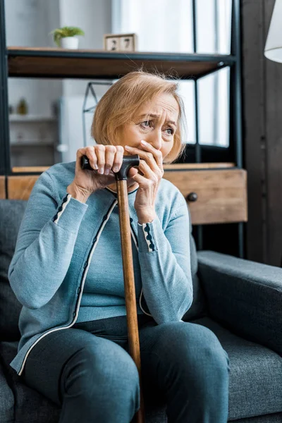 Mujer Mayor Molesta Sosteniendo Bastón Cubriendo Boca Con Mano Llorando — Foto de Stock