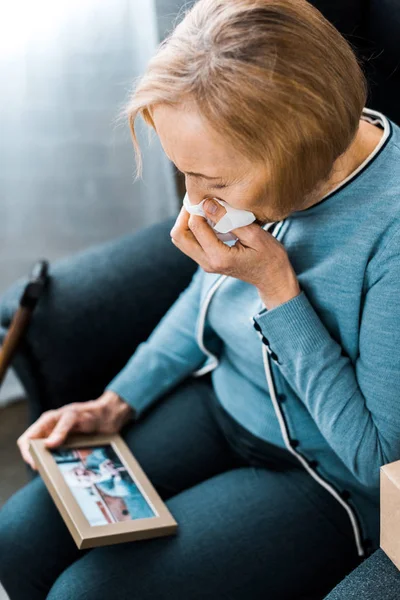 Sad Senior Woman Sitting Crying While Looking Picture Frame — Stock Photo, Image