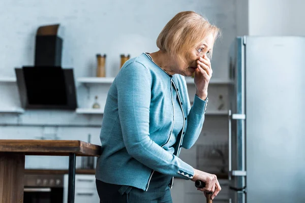 Aufgebrachte Seniorin Hält Gehstock Deckt Mund Mit Hand Und Weint — Stockfoto