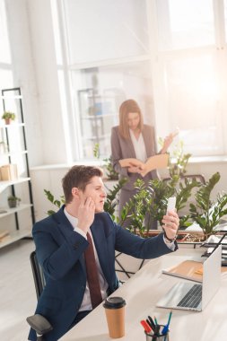 yakışıklı işadamı Smartphone vasıl yüz Office kadın iş arkadaşınız yakınındaki dokunmadan süre seyir