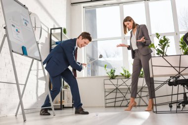 mutlu kadın neşeli işadamı office mini golf golf oynarken el golf club ile yakın dururken el hareketi 
