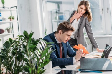 ayakta ve Kağıt Uçak ofiste holding iş arkadaşınız yakınındaki esneme yorgun işkadını 