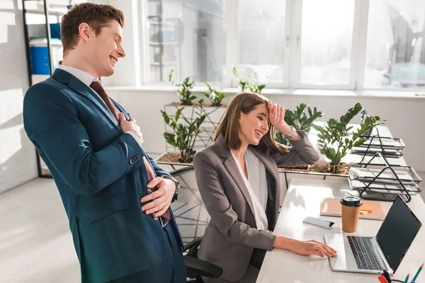 Alegre Mujer Negocios Riendo Con Compañero Trabajo Cerca Computadora Portátil — Foto de Stock