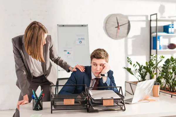 Businesswoman Standing Sleepy Man Sitting Desk Document Trays Lettering Procrastination — Stock Photo, Image