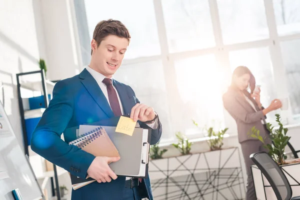 Affärsman Som Håller Mappar Och Fästis Med Senare Bokstäver Office — Stockfoto