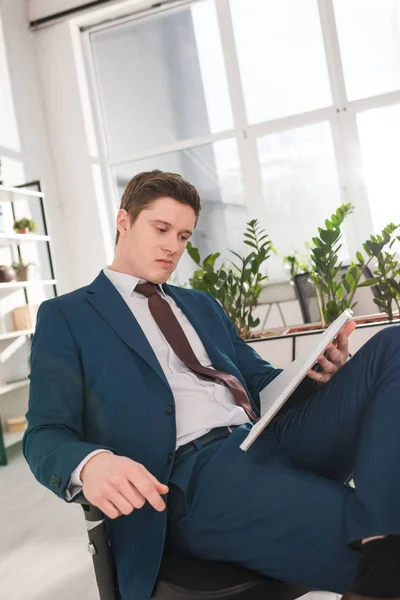 Hombre Negocios Insatisfecho Sentado Sosteniendo Cuaderno Oficina — Foto de Stock