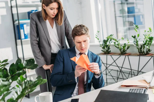 Aantrekkelijke Zakenvrouw Permanent Buurt Van Knappe Collega Bedrijf Papier Vliegtuig — Stockfoto